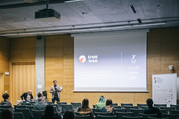 2025-11-11_Ai-a-diverzita_by-adam-costey-com_002